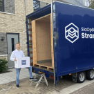 Opslagcontainer bij de klant voor de deur: eenvoudig zelf inladen met de voordeur service van Strang