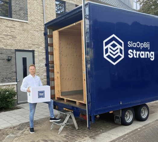 Opslagcontainer bij de klant voor de deur: eenvoudig zelf inladen met de voordeur service van Strang